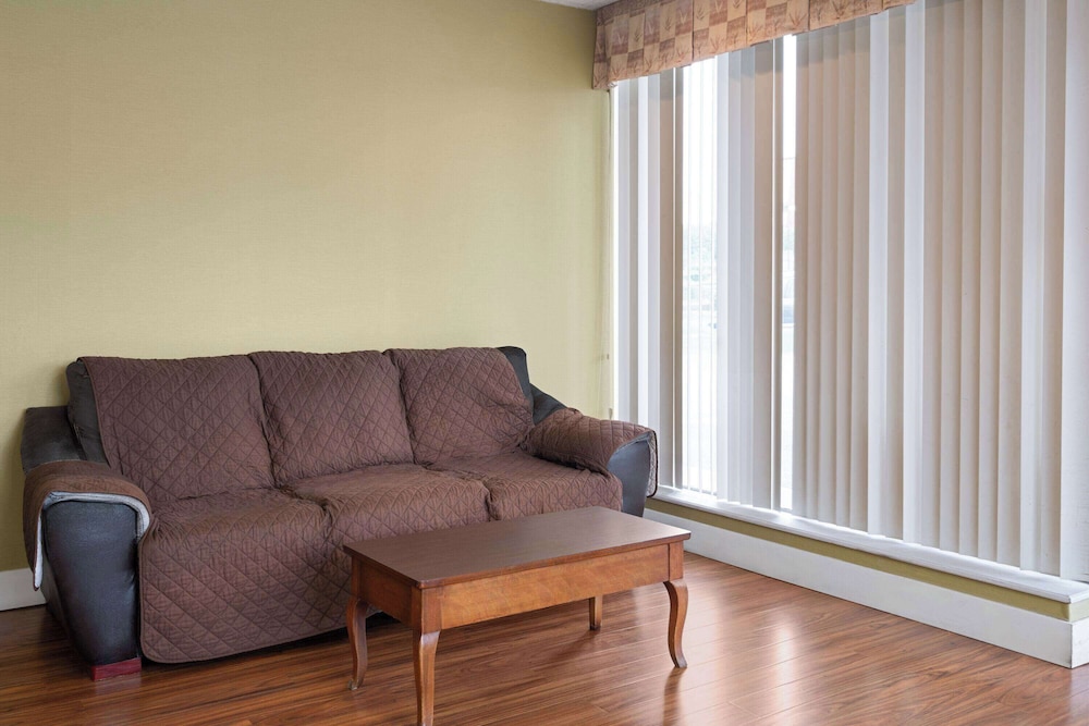 Super 8 by Wyndham Youngstown/Girard 16/26