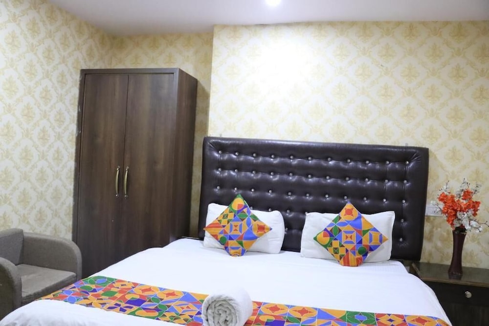 Hotel Sarweshwary 33/47