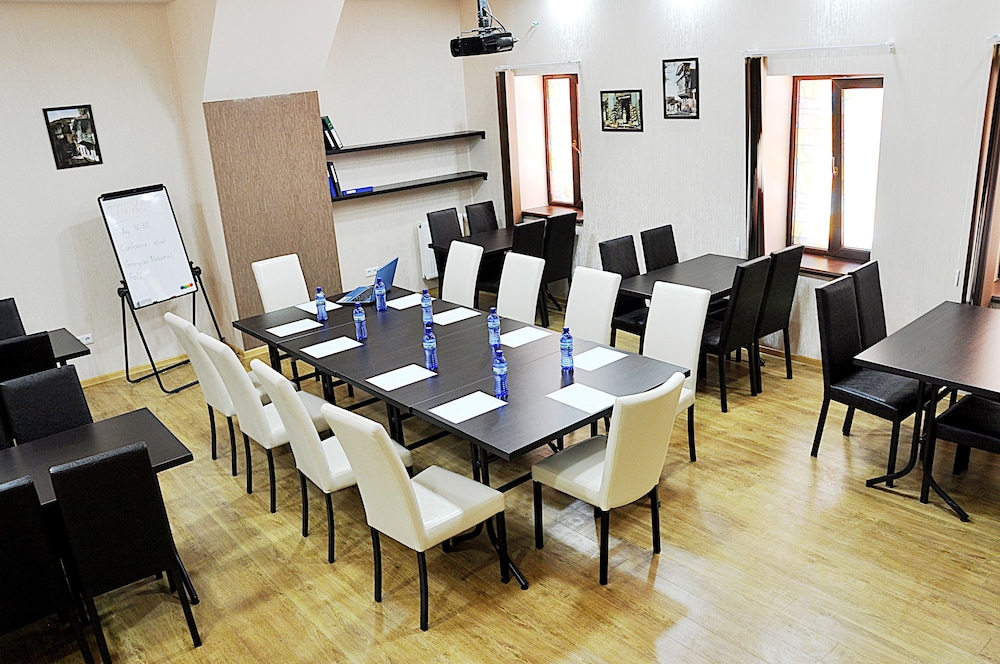 Tiflis Hotel 66/74