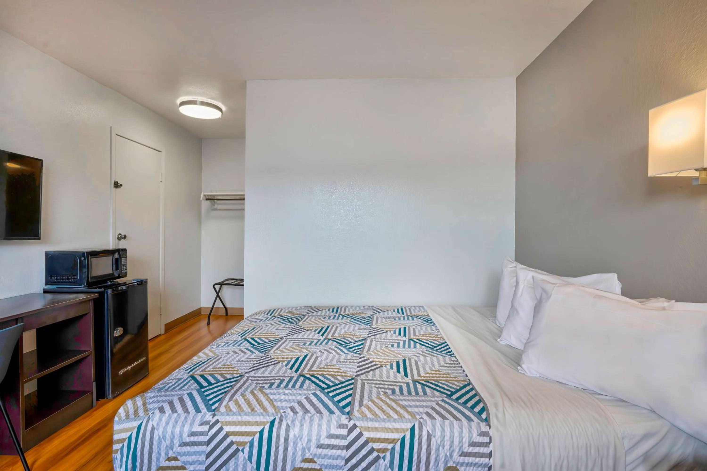 1 Queen Bed - Mob Acc RI Shwr Nsmk Micfridg
