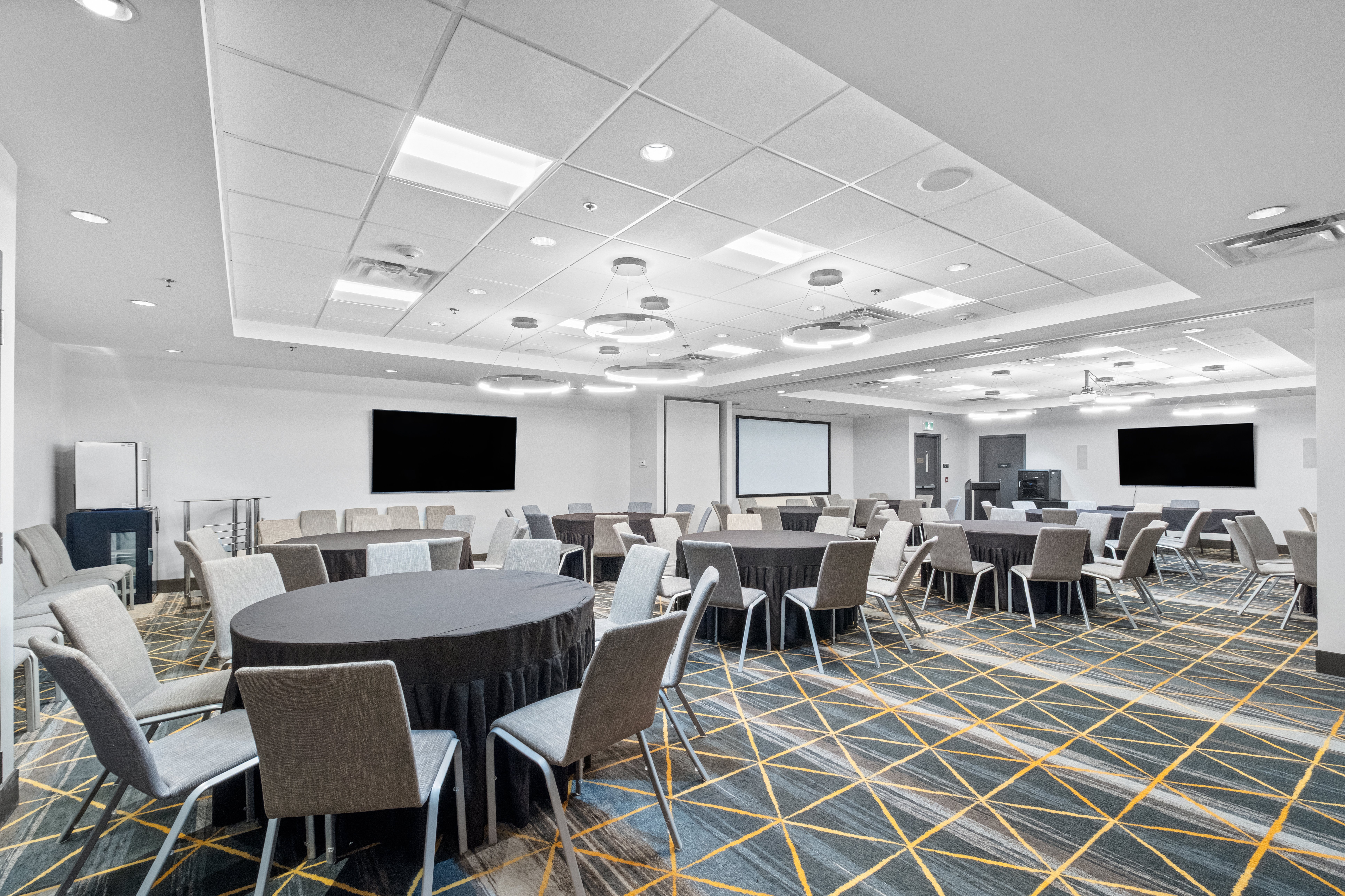 Holiday Inn Hotel Suites Surrey East Cloverdale 65/75