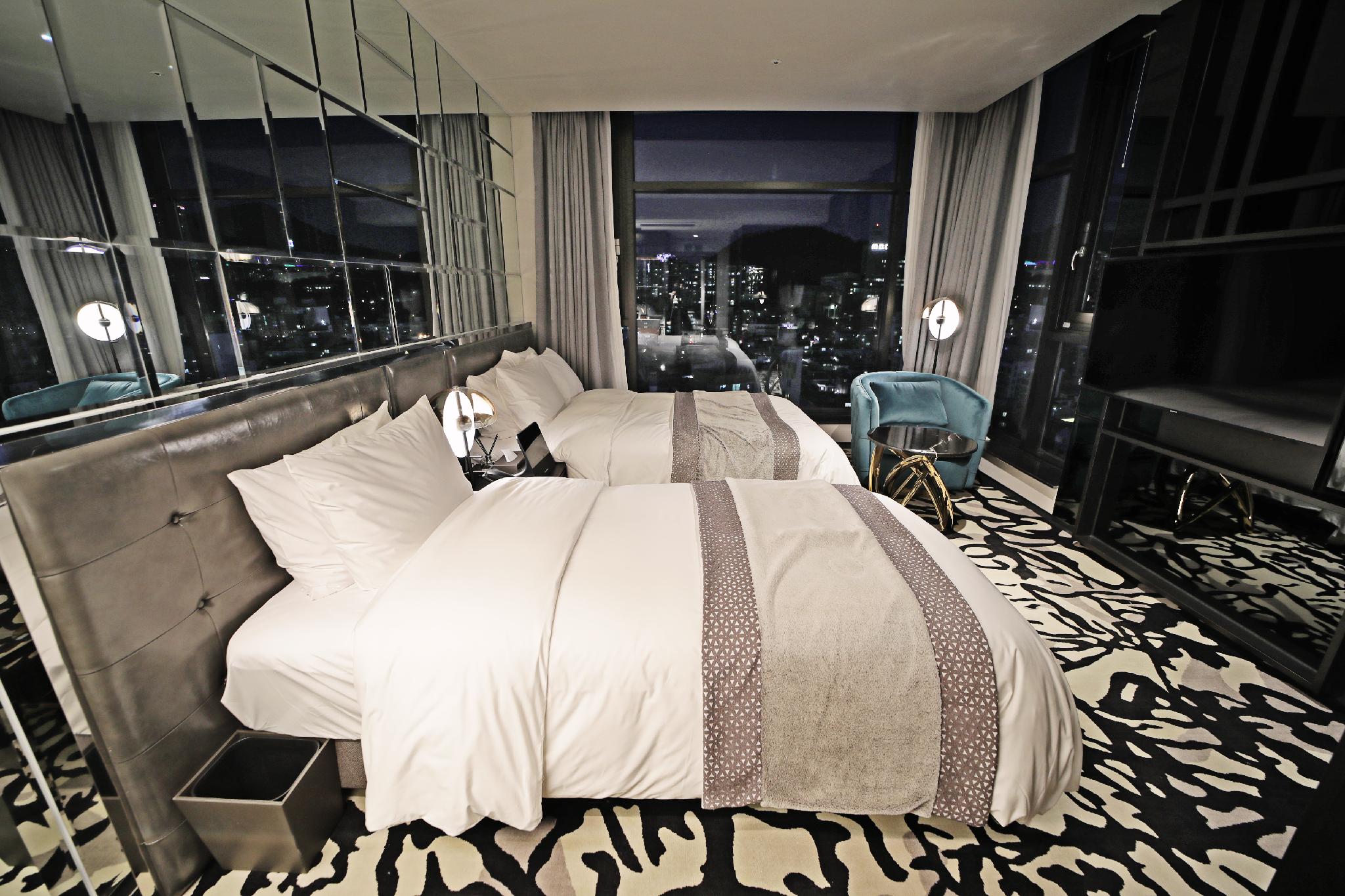 Smart, Signature, 1 King and 1 Single Beds