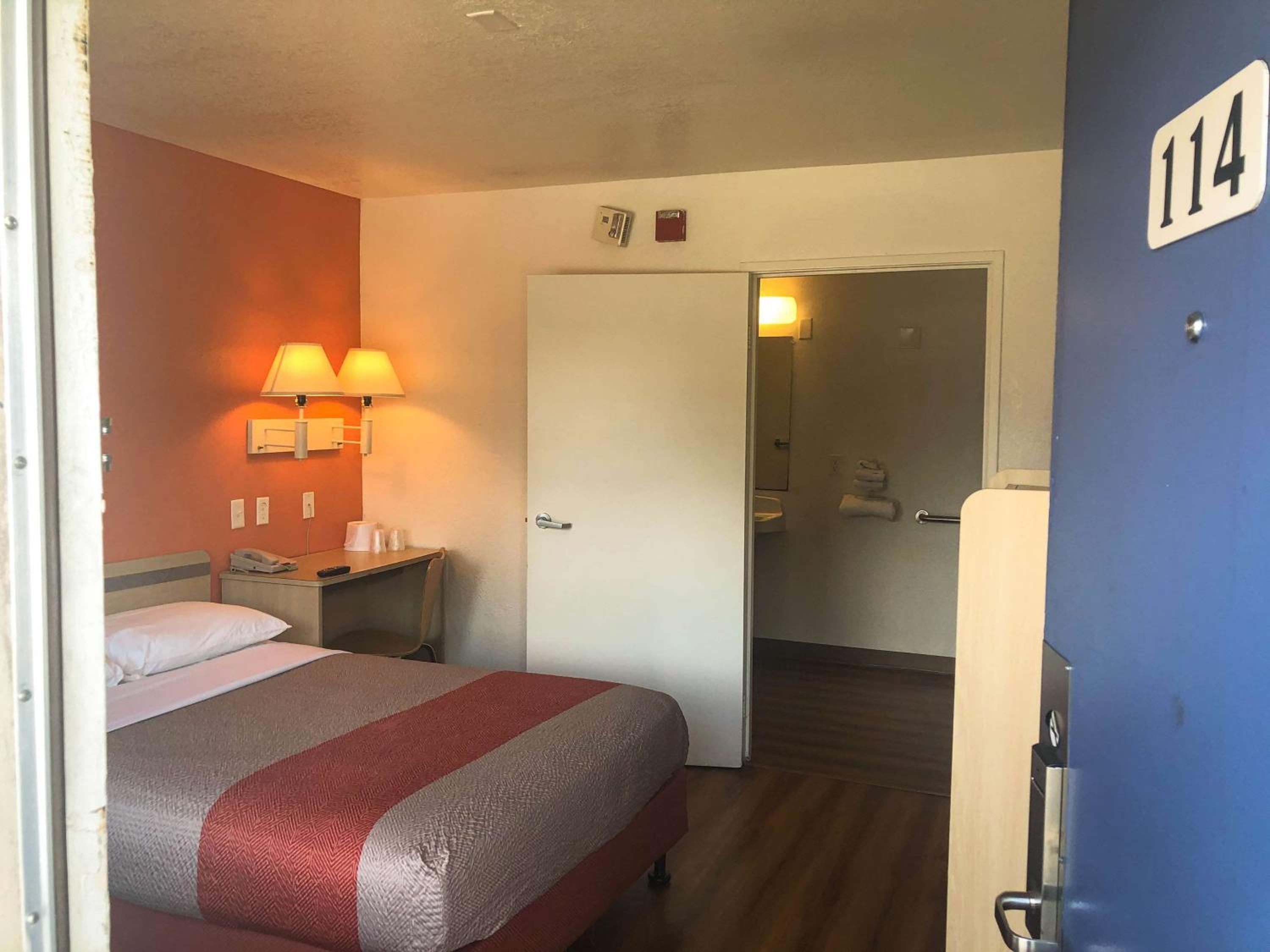 1 Full Bed - Micfridge، Motel6 Jacksonville, FL - Orange Park 6/10