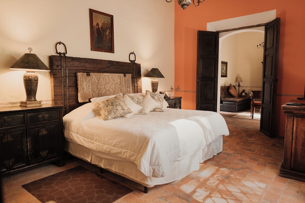 Master, Suite, King Bed, Jetted Tub
