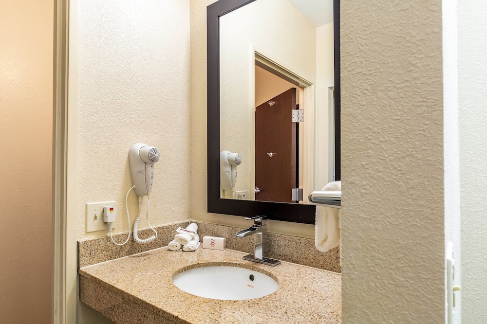 Red Roof Inn Plus and Suites Houston IAH Airport SW 12/34