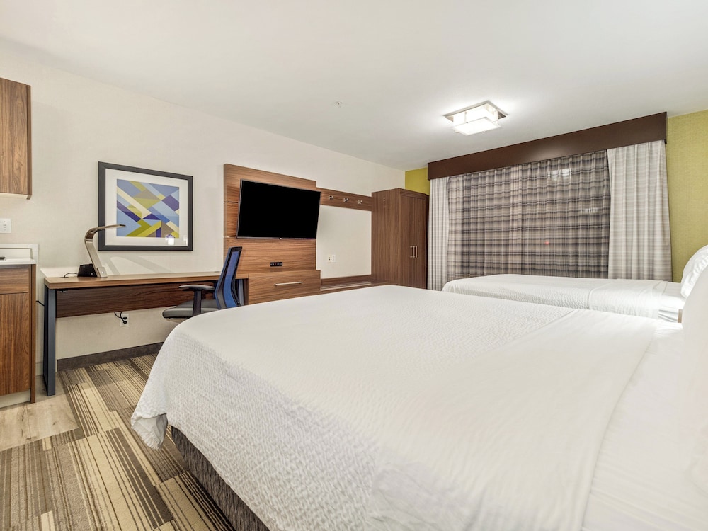 Suite, 2 Queen Beds, Extra Floor Space, Sofa