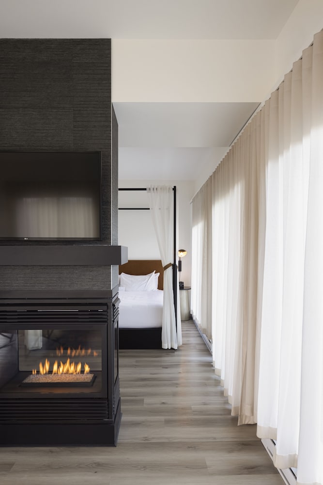 Panoramic, Suite, King Bed, Garden and Lake View, Sofa