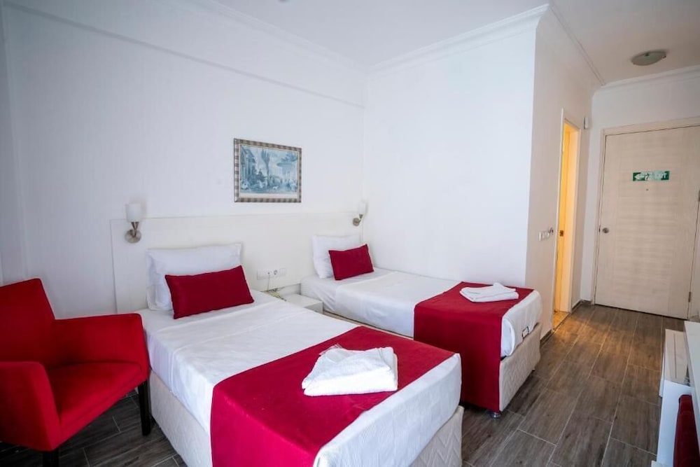 Ayapam Hotel 8/40