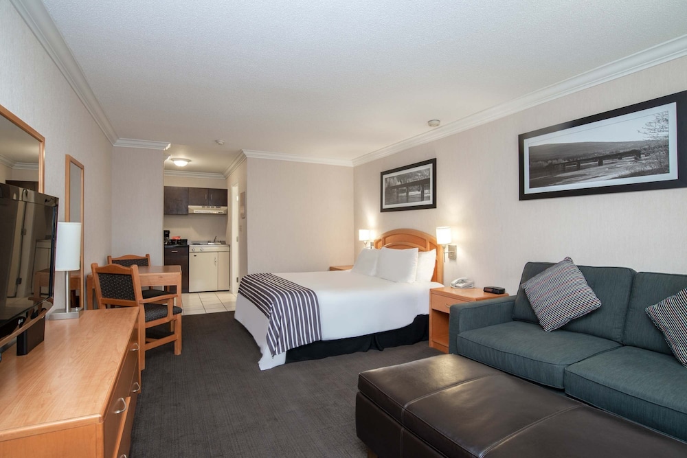 استوديو بسرير كينج مع أريكة بمطبخ صغير، Sandman Hotel Revelstoke 2/4