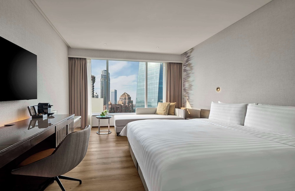 TRADERS, CLUB, KING BED