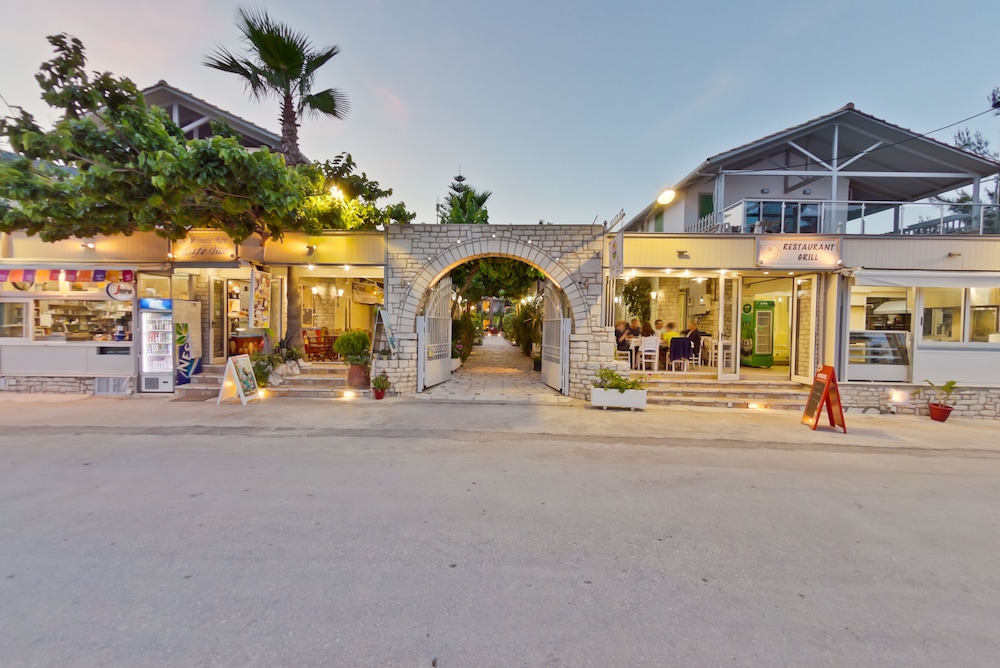 Rouda Bay Beach Hotel 3/50