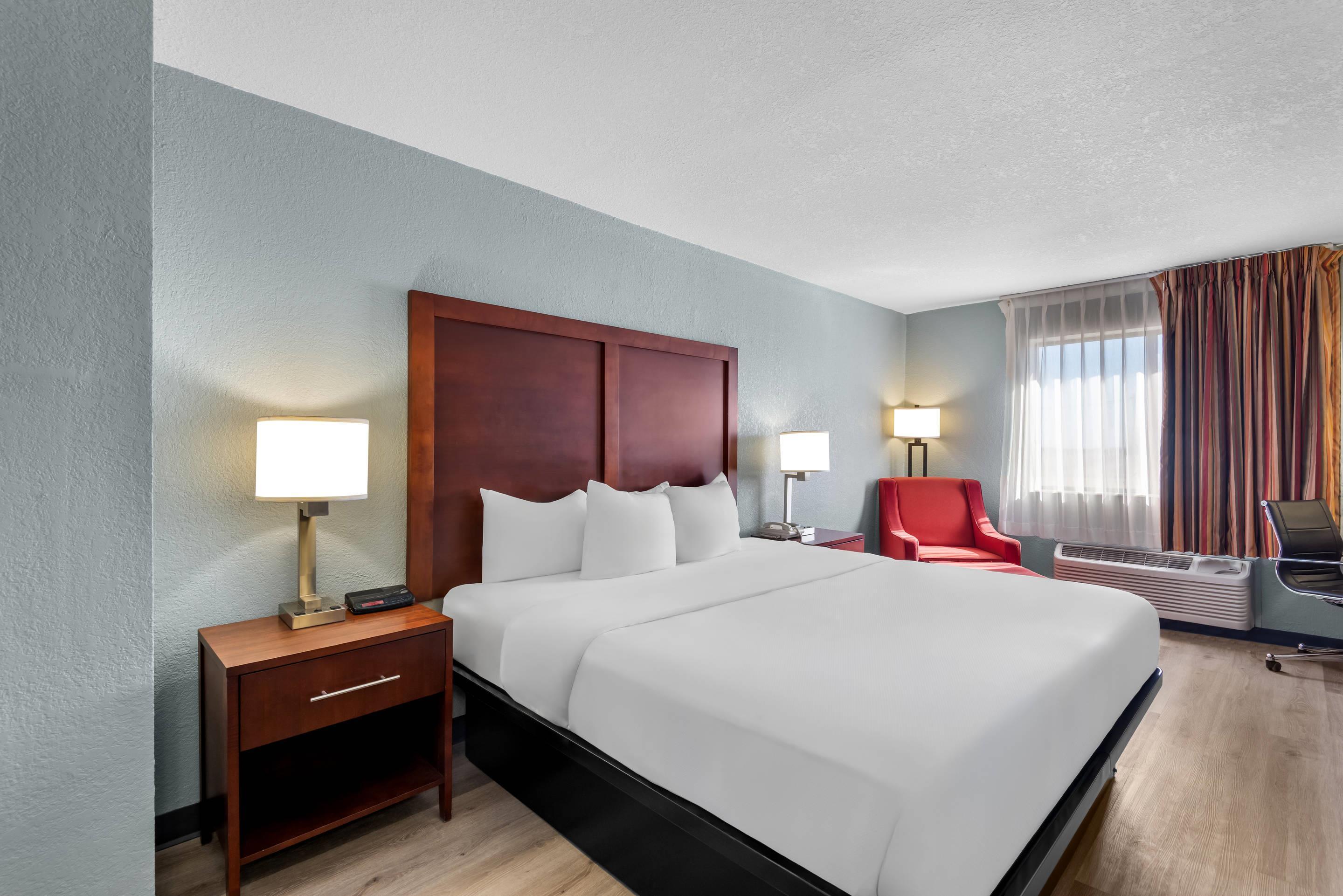 غرفة بسرير مزدوج، Quality Inn Waverly IA 6/9