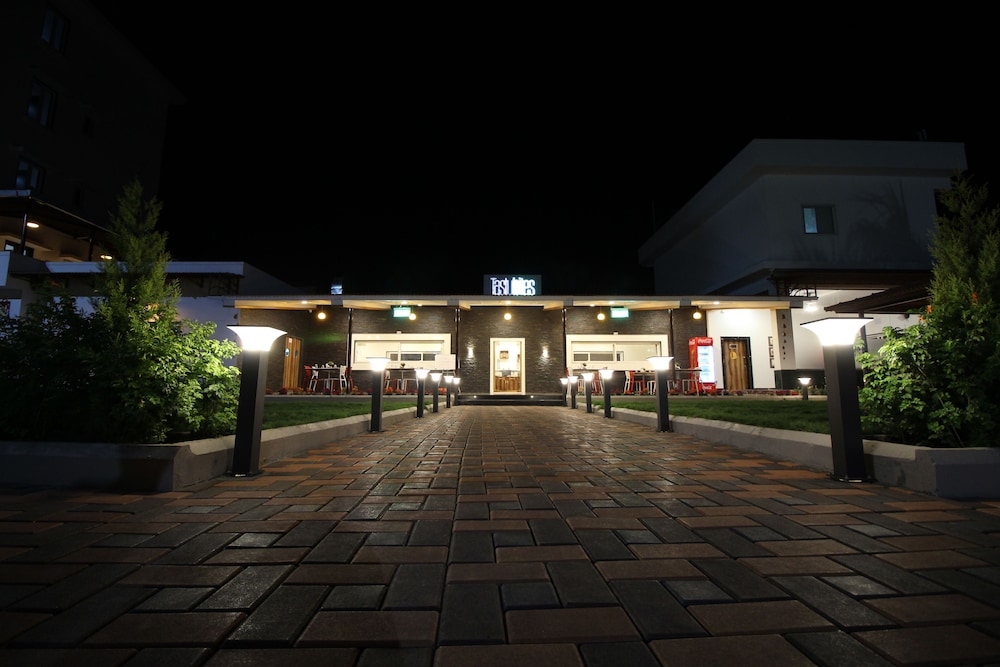 Hotel Majestique Pune 30/33