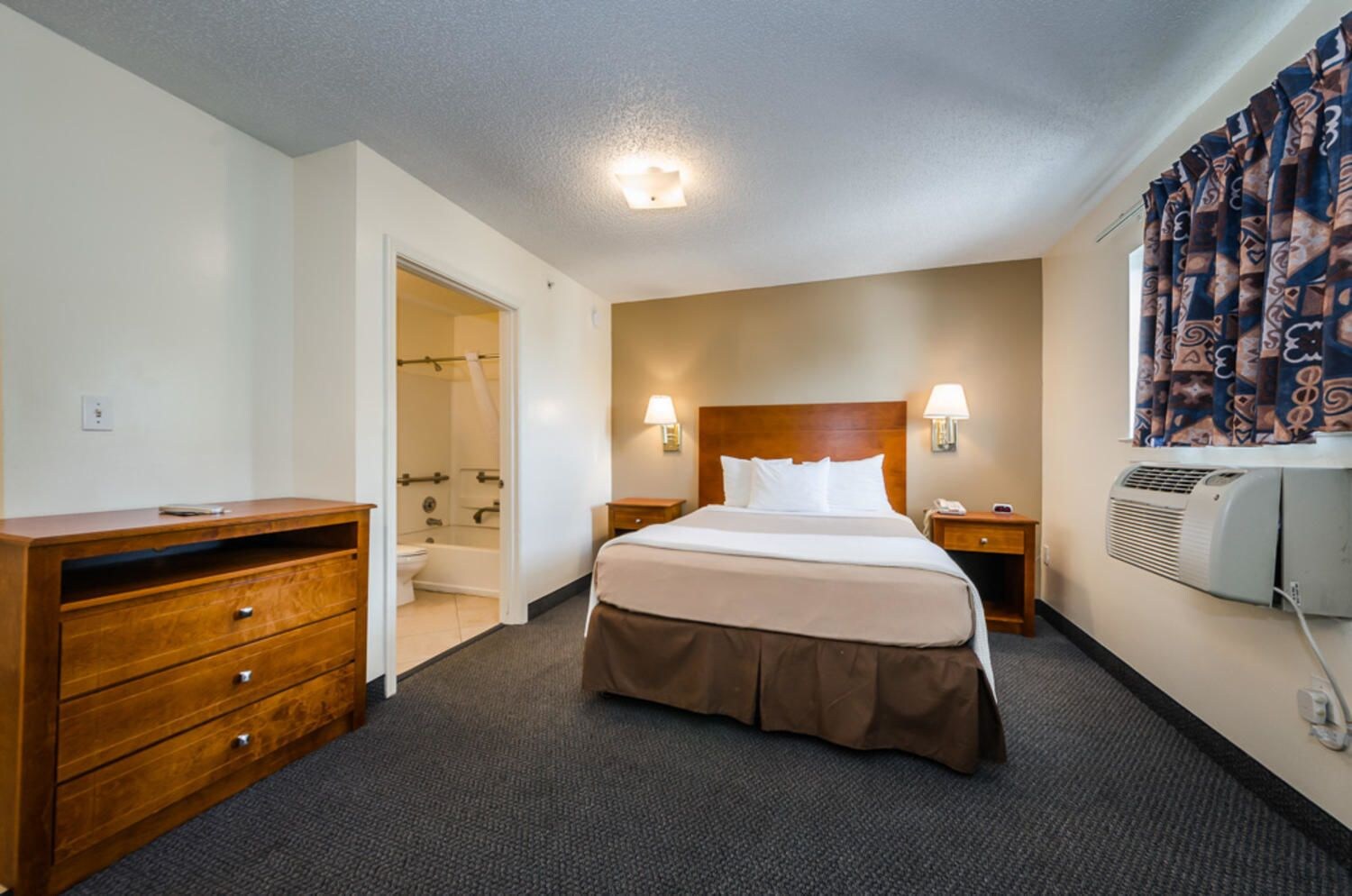 Upgrade, Queen Bed, Kitchen, Suburban Extended Stay Clearwater 2/5