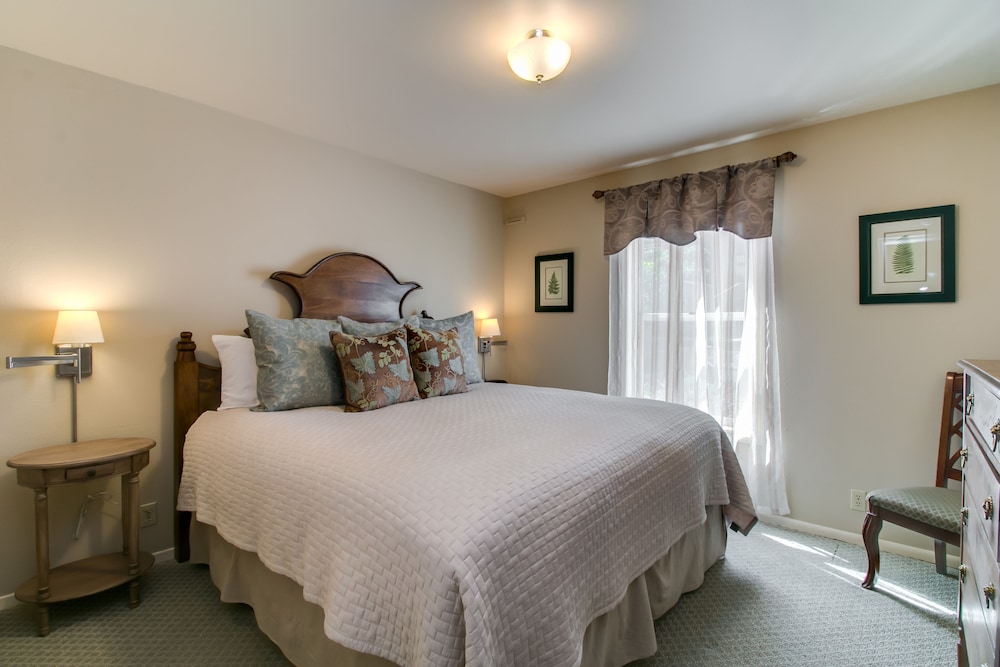 Brighton, Suite, Queen Bed, Sofa