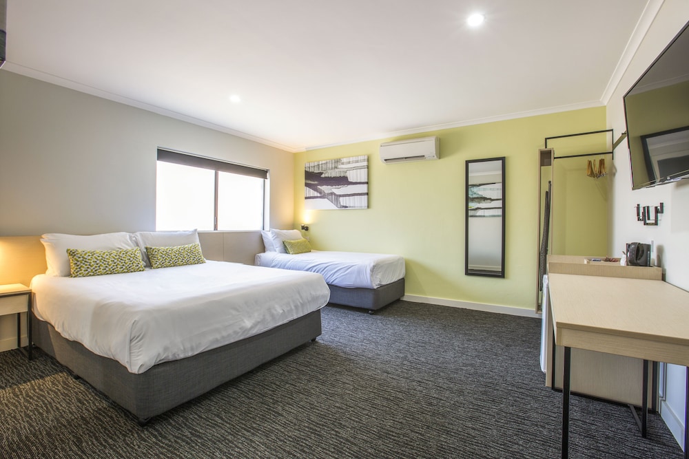 Nightcap At Blue Cattle Dog Hotel 24/67