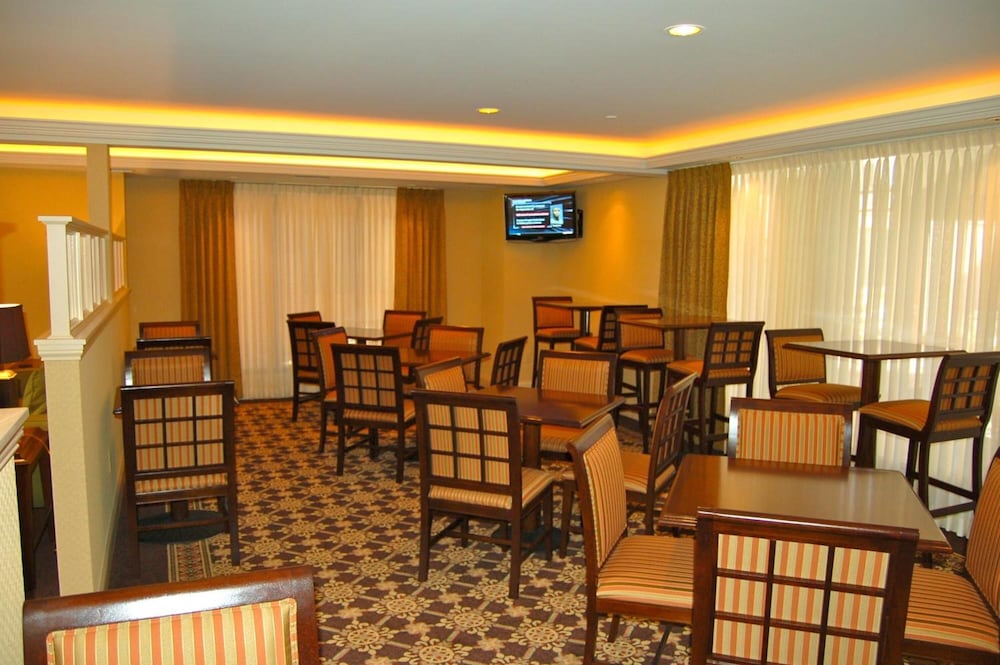 Ann Arbor Regent Hotel Suites 46/55