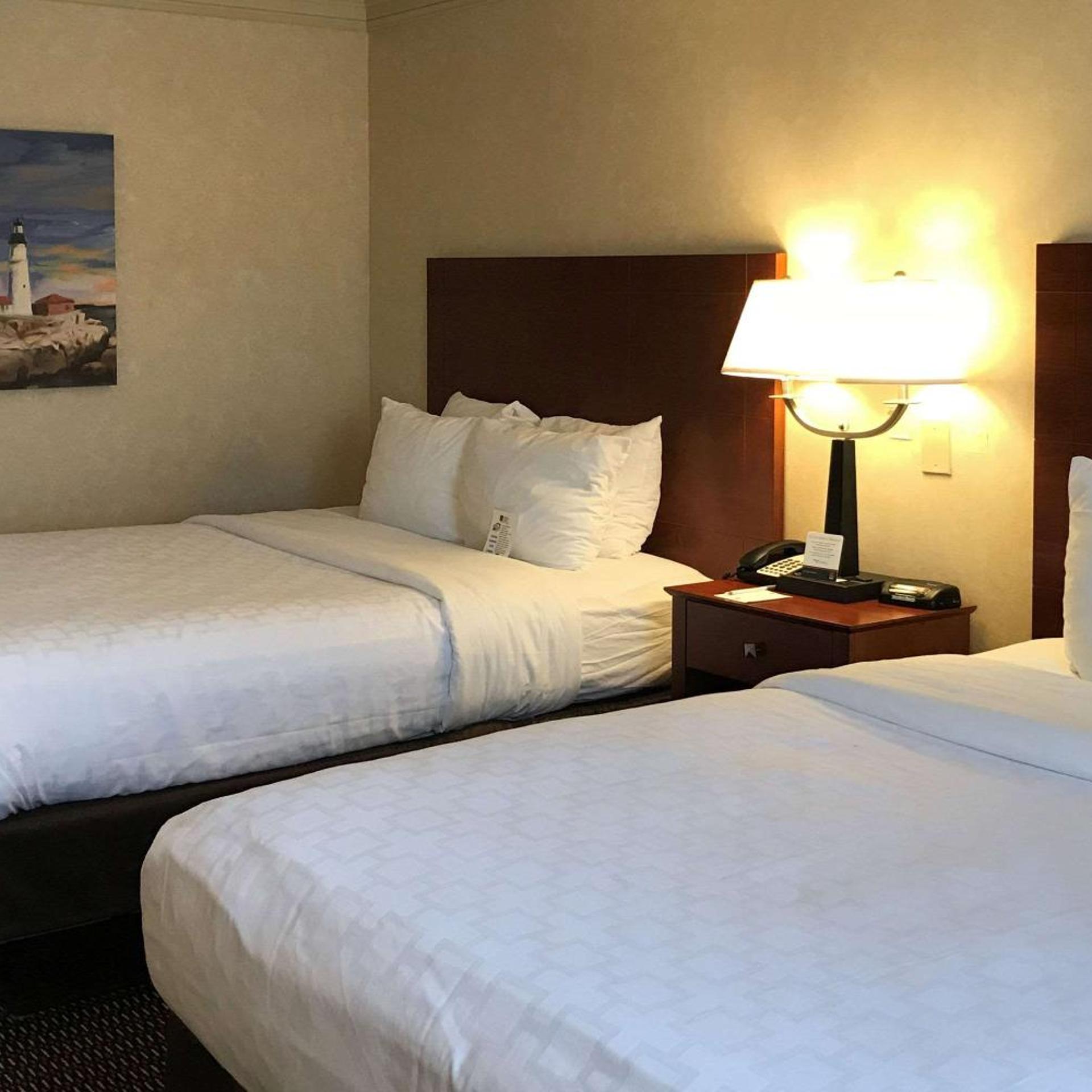 غرفة بسريرين كوين بإطلالة على المسبح، Clarion Hotel & Conference Center Toms River 5/10