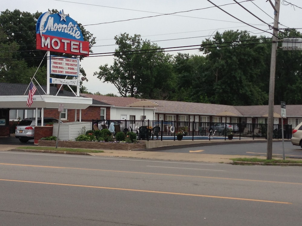 Moonlite Motel Niagara Falls 1/30