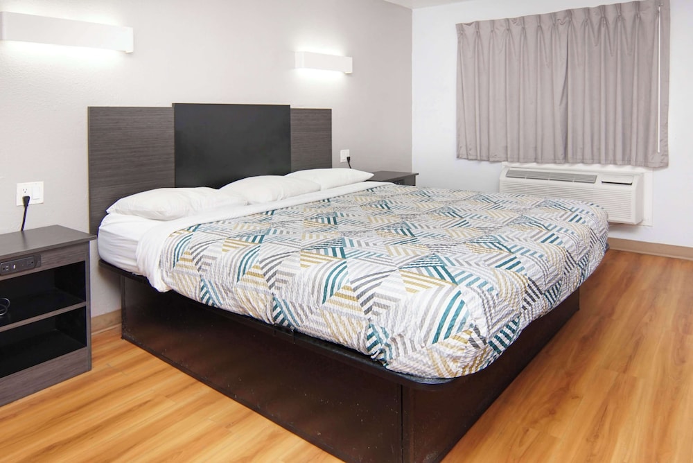 Motel6 Red Oak, TX - Dallas 10/37