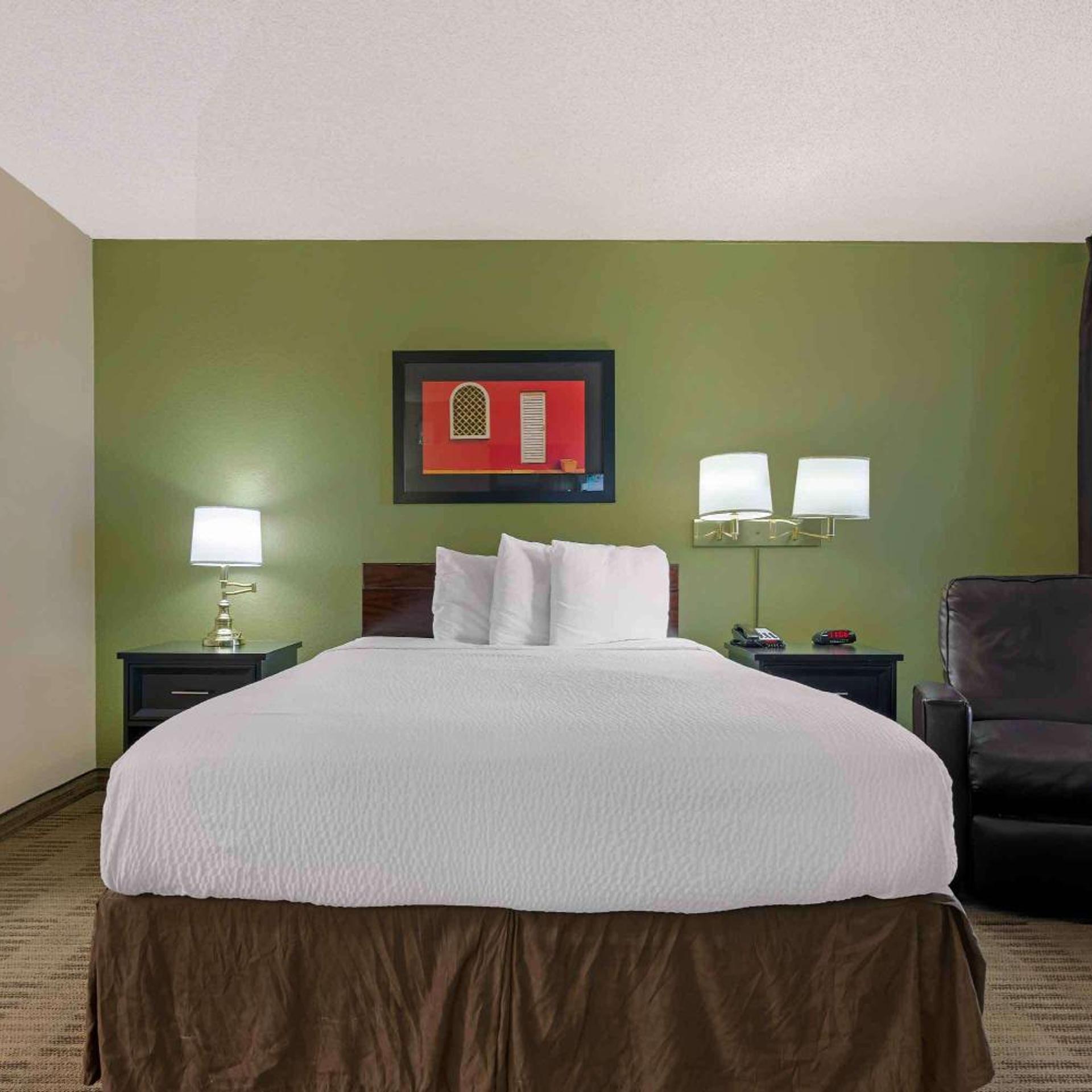 1 King Bed - Mob Acc Ri Shwr Ste Nsmk Ktchn