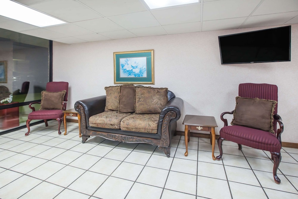 Super 8 By Wyndham Clinton 10/15