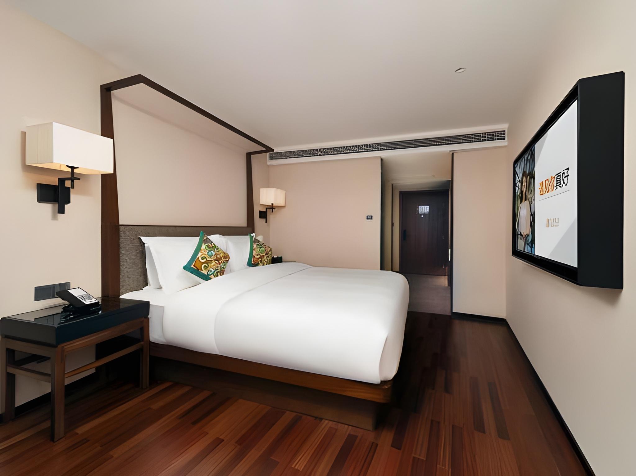 Elegant, Queen Bed