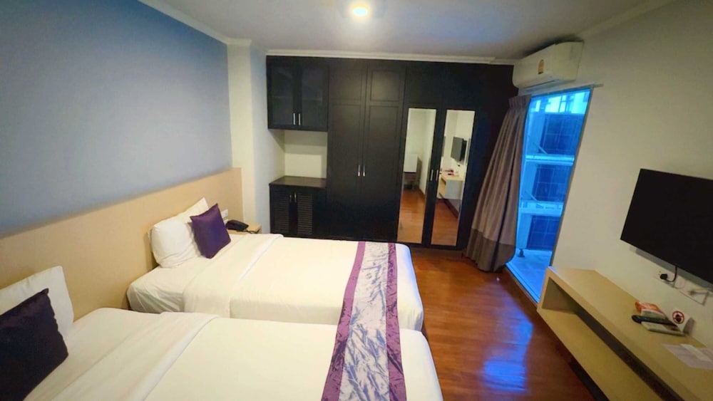 Collection O The Step Sathorn 28/63