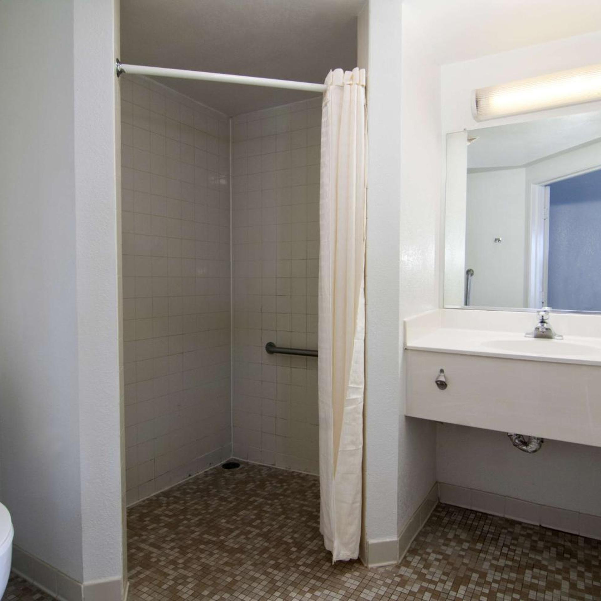 1 Full Bed - ADA/RI Shower/Hearing Impaired، Motel6 Lakeville, MN - South - Lakeville 10/10
