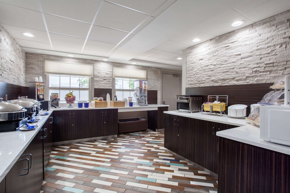 Days Inn by Wyndham Wilmington Brandywine 7/33