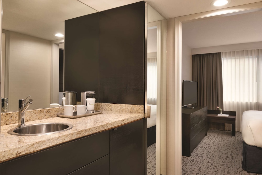 Radisson Hotel Vancouver Airport 44/45