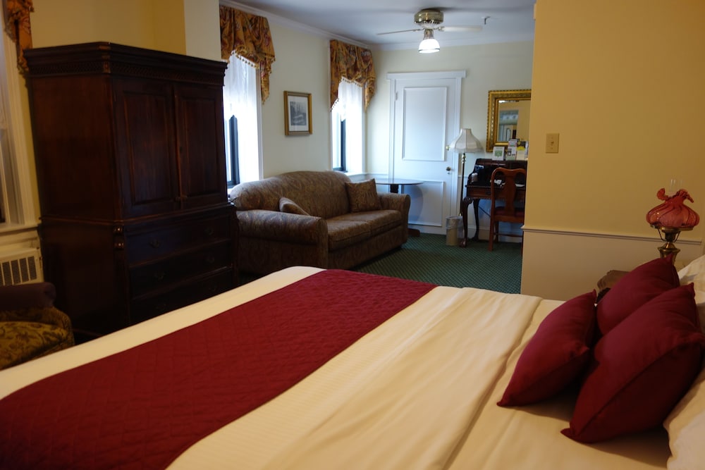 The Lafayette A grand Riverboat Era Hotel 24/77