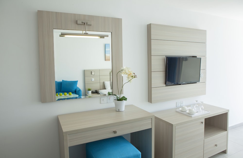 Limanaki Beach Hotel & Suites 32/36