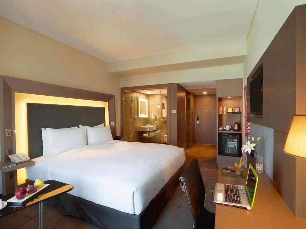EXECUTIVE, SUITE, KING BED, LIVING AREA, BATHTUB
