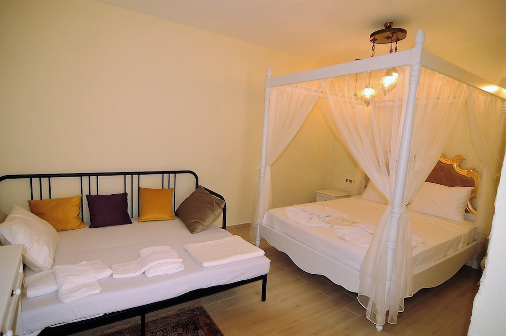 ROOM, QUADRUPLE, GARDEN VIEW