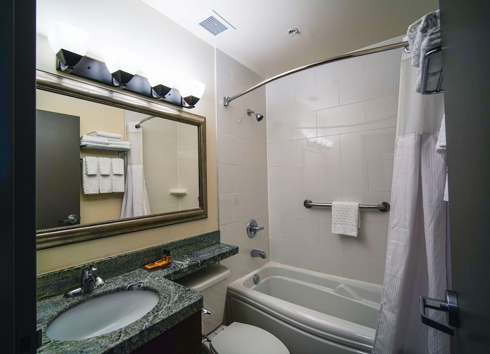 Best Western Plus Chocolate Lake Hotel 20/80