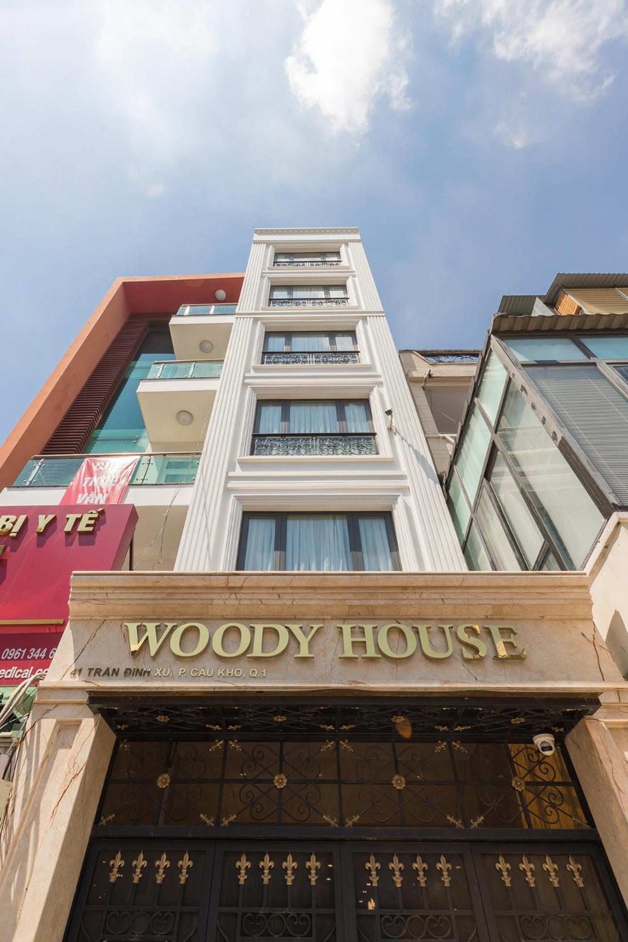 Woody House Boutique 1/24