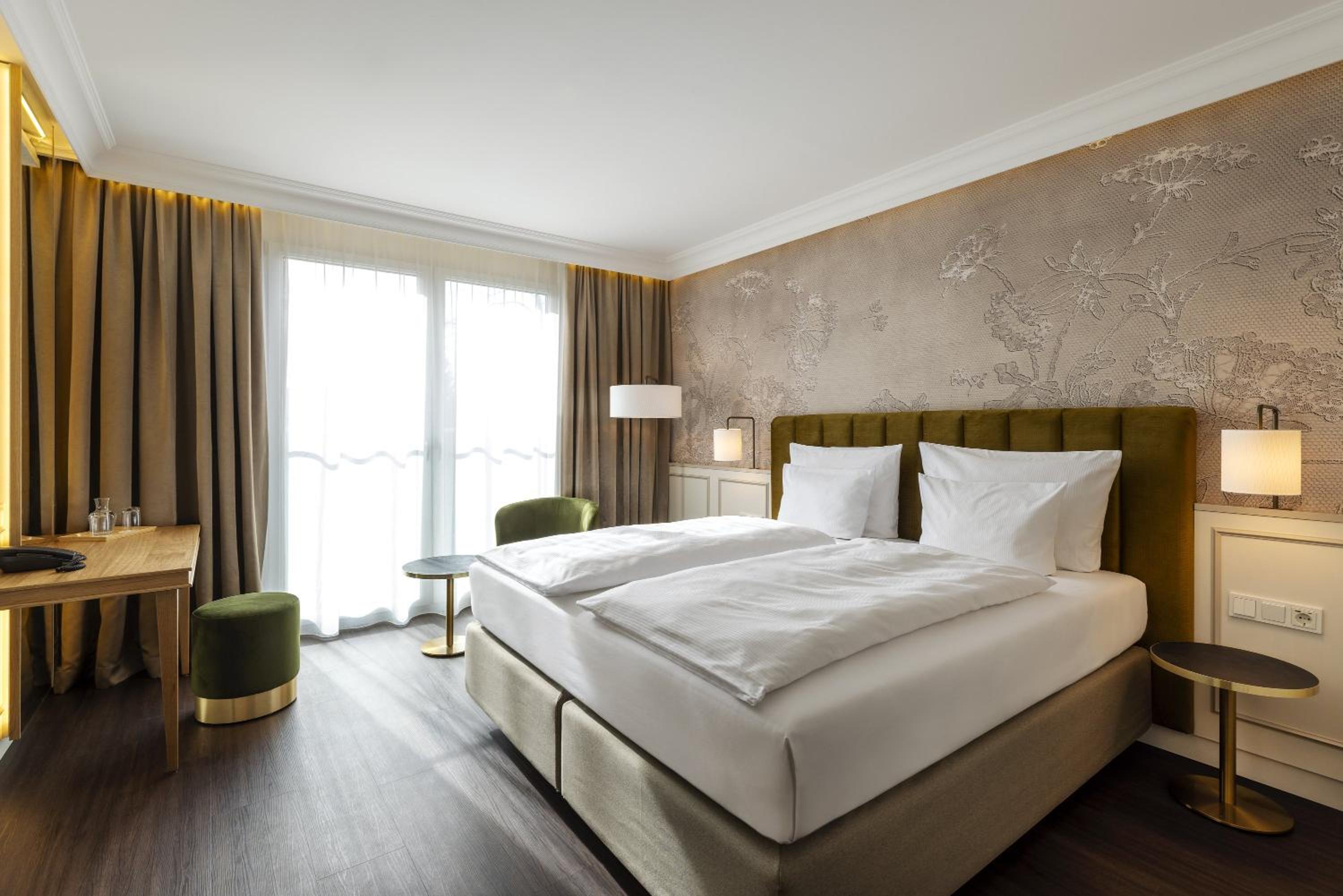 DELUXE, DOUBLE BED