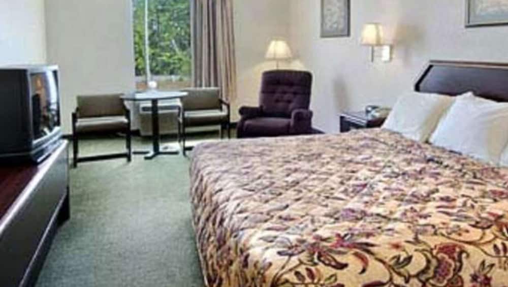 Gray Inn and Suites By Magnuson Worldwide 6/14