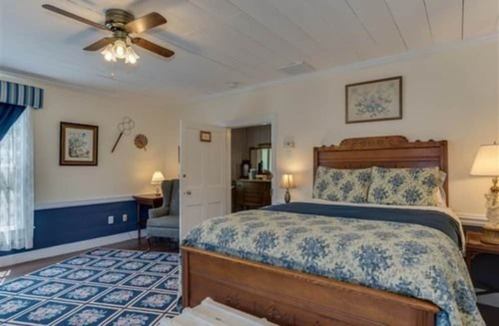 Carrier Houses Bed and Breakfast 12/60