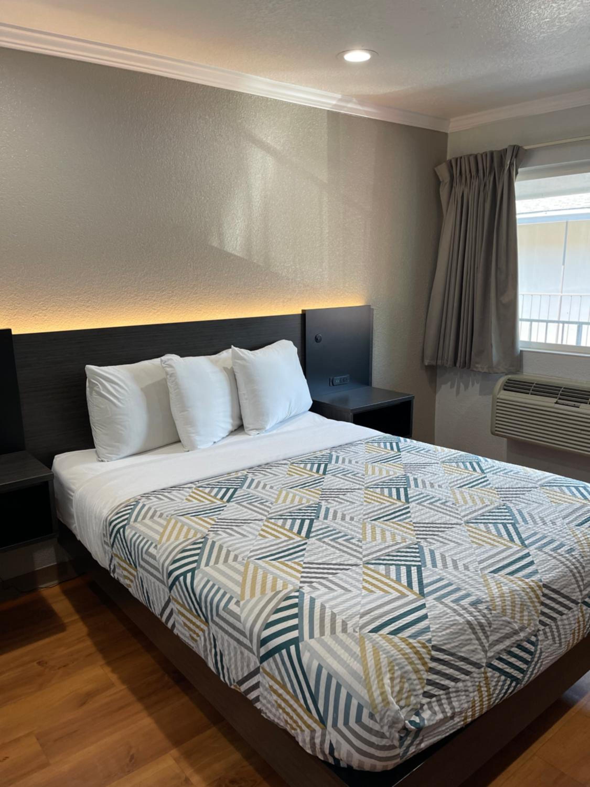 1 Queen Bed ADA/RI Shower