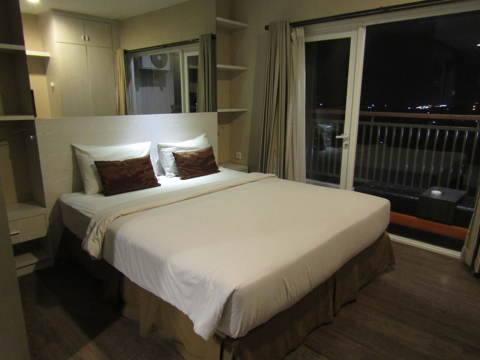 SUPERIOR, STUDIO, QUEEN BED