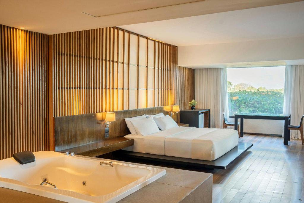 Junior Suite, King Bed, River View, Jetted Tub