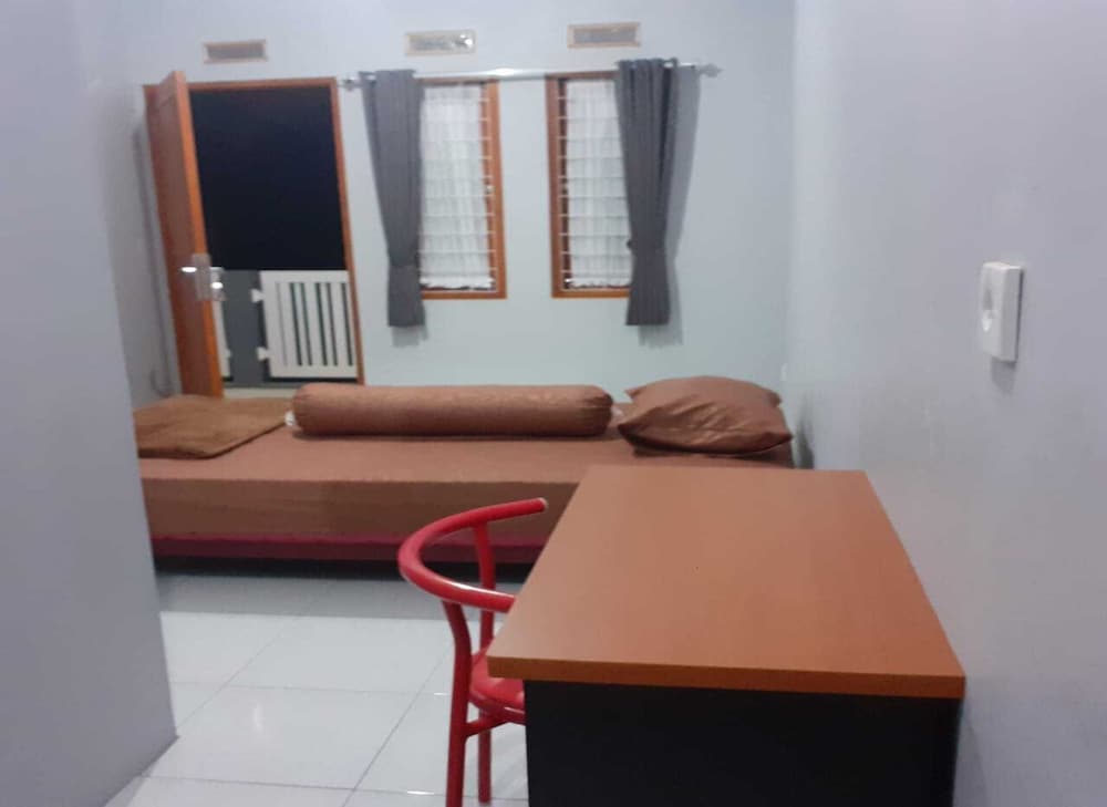 Nabila Syar i Guesthouse by ZUZU 15/19