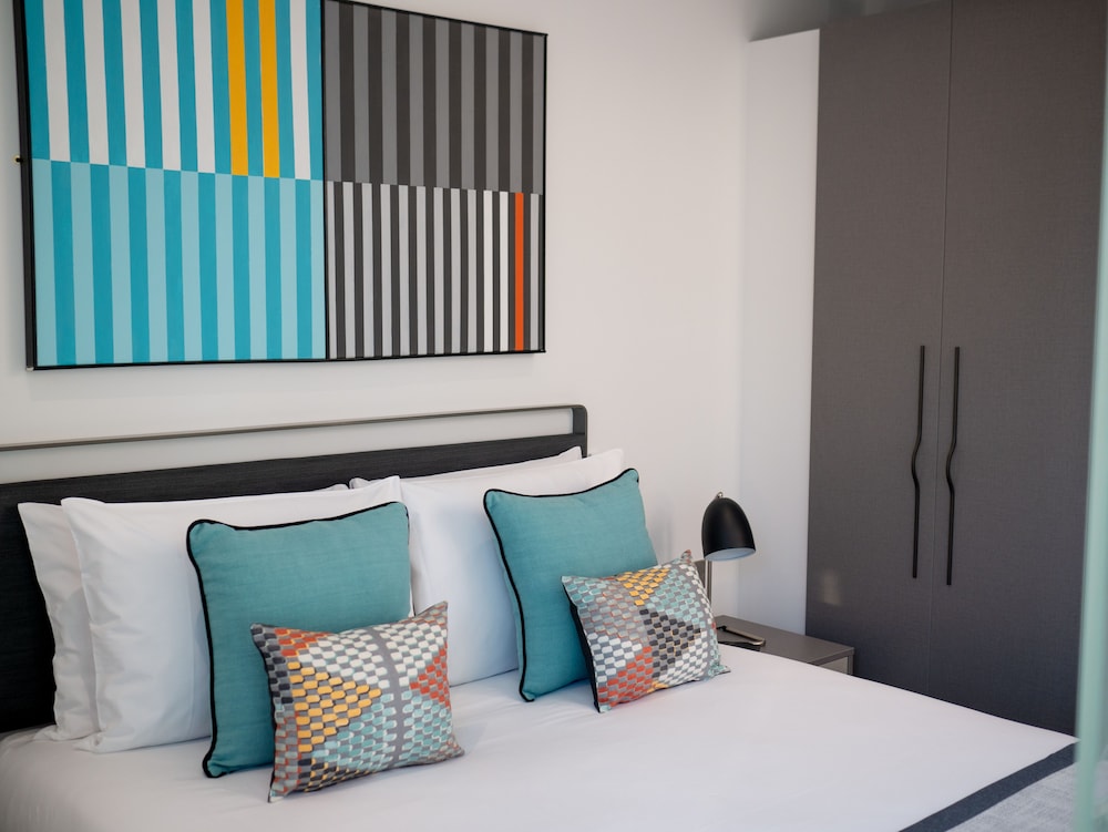 1 BEDROOM, SUITE, BALCONY OR TERRACE
