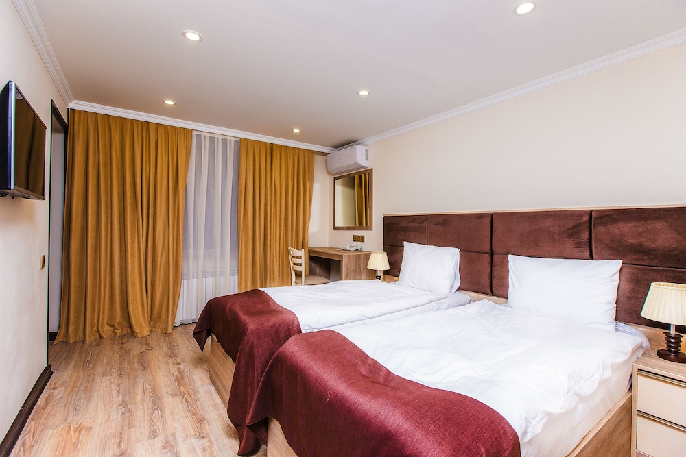 DELUXE CITY HOTEL 33/70