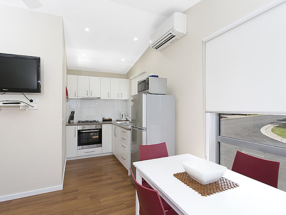PORTLAND HOLIDAY VILLAGE 14/50