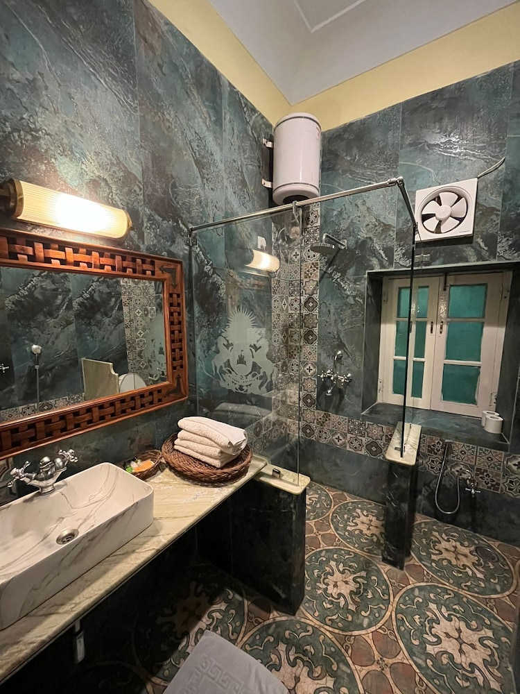 Bissau Palace 50/50