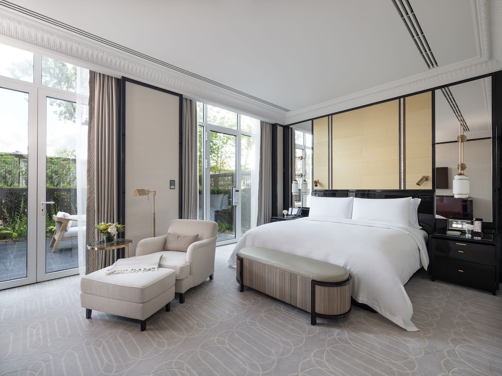 Deluxe, Suite, King Bed, Private Garden, Sofa