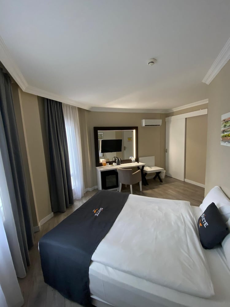 Junior Suite, Murphy Bed, City View